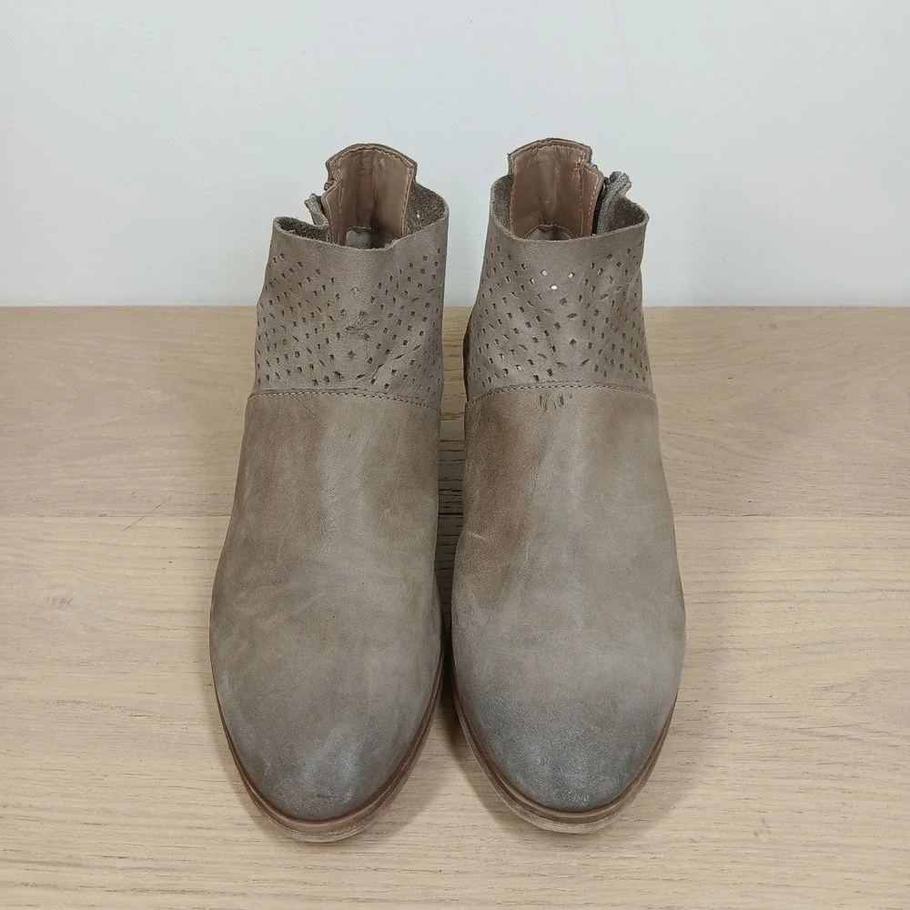 Hinge Ankle Boots Womens 7.5 Taupe Leather Perforated Zip Western Boho